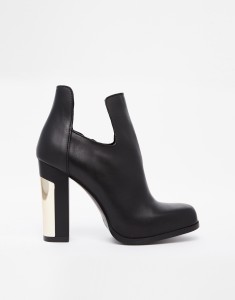 http://www.asos.de/Miista-Ciara-Ankle-Boots-mit-Absatz-und-Zierausschnitt/14xngx/?iid=4202461&cid=6455&Rf-200=10,4&sh=0&pge=0&pgesize=204&sort=-1&clr=Black&mporgp=L01paXN0YS9NaWlzdGEtQ2lhcmEtQ3V0LU91dC1IZWVsZWQtQW5rbGUtQm9vdHMvUHJvZC8.