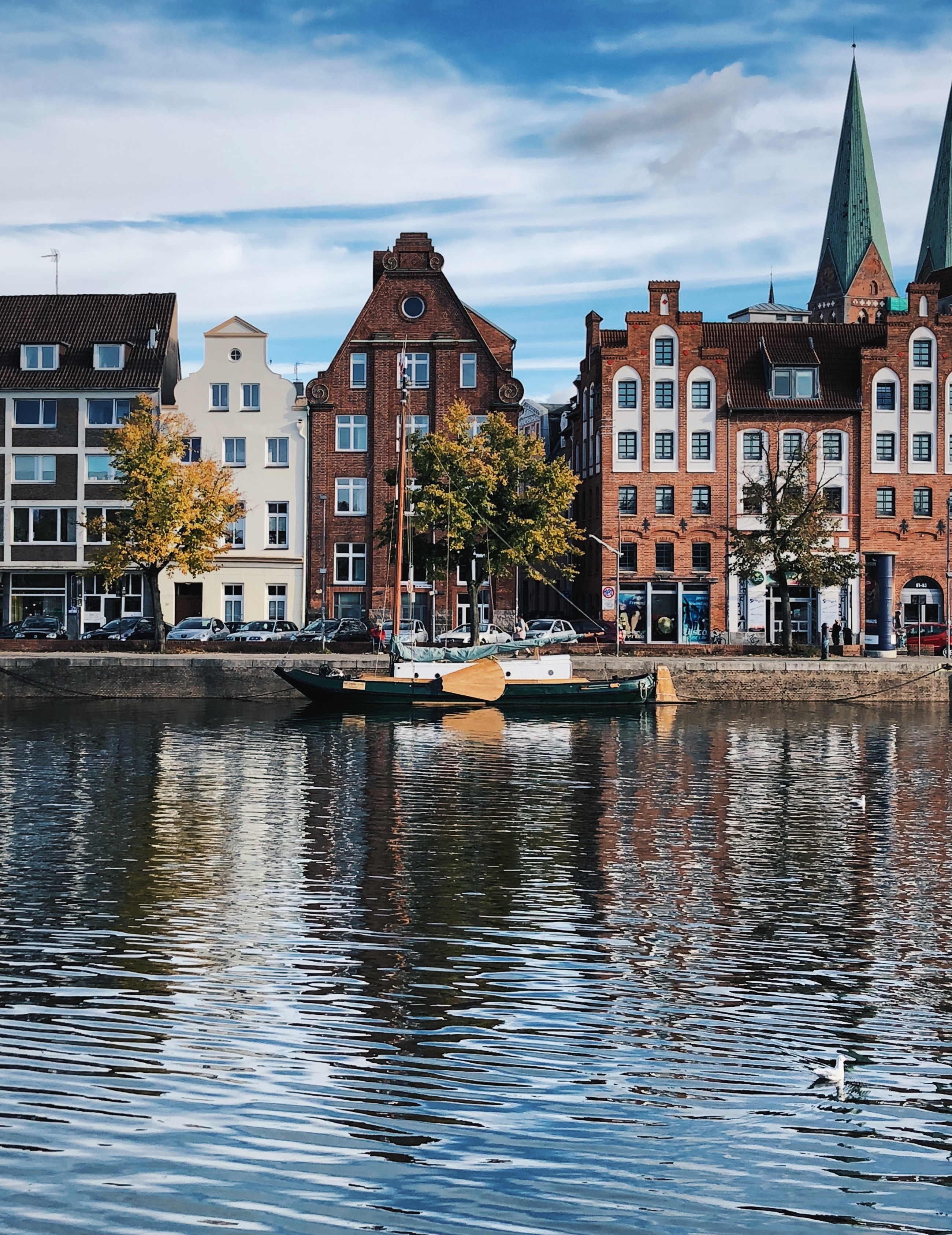 Bild von der Lübecker Altstadt mit Wasser im Vordergrund